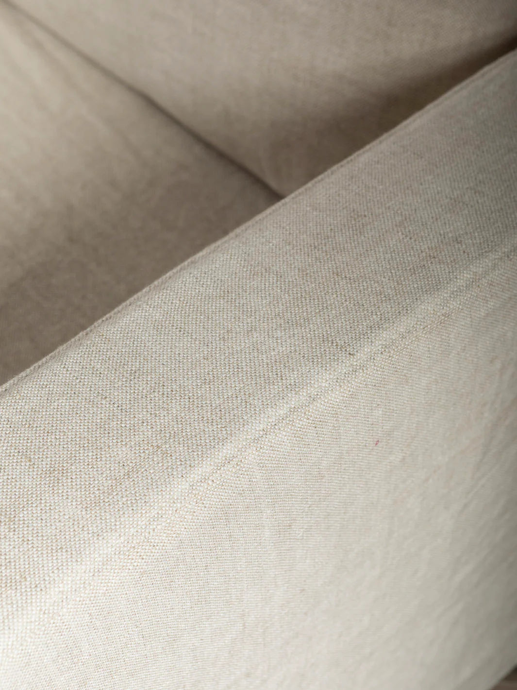 Comporta armchair in white linen Natur