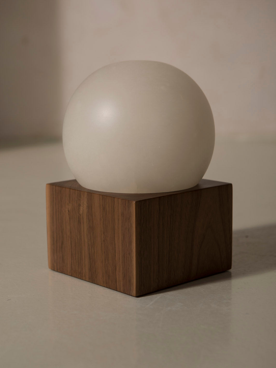 Lámpara de mesa  Auguristo con base de madera