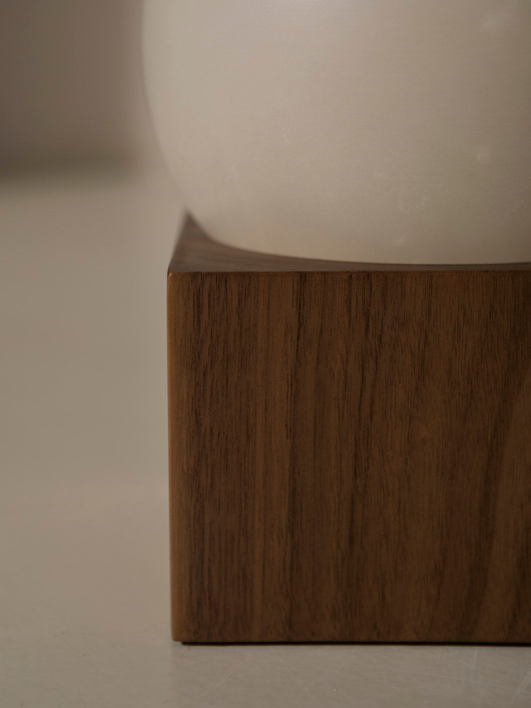 Lámpara de mesa  Auguristo con base de madera