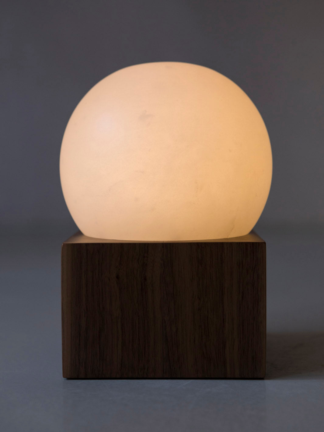 Lámpara de mesa  Auguristo con base de madera