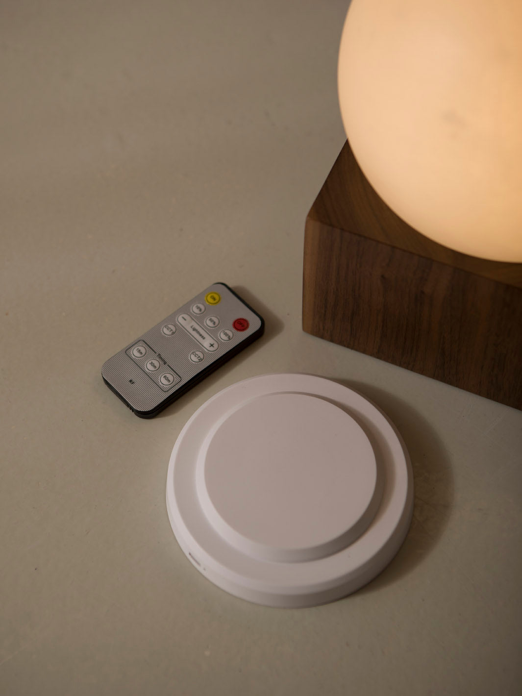 Lámpara de mesa  Auguristo con base de madera