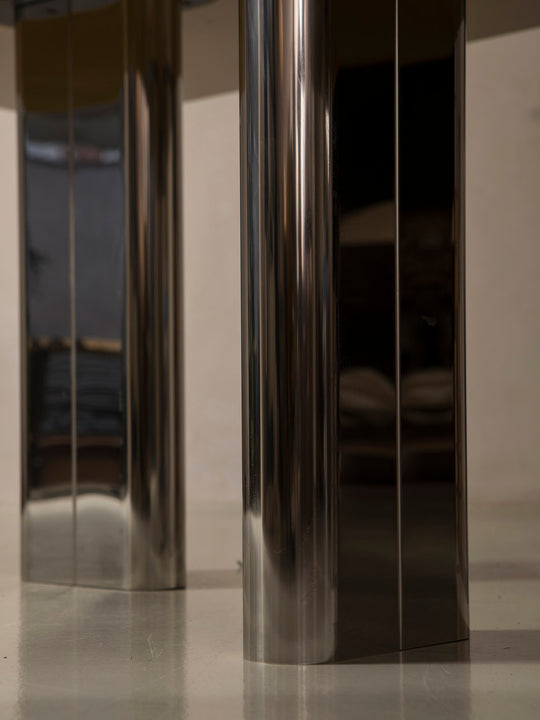 Mesa de comedor lacada en color ámbar con pata cromada