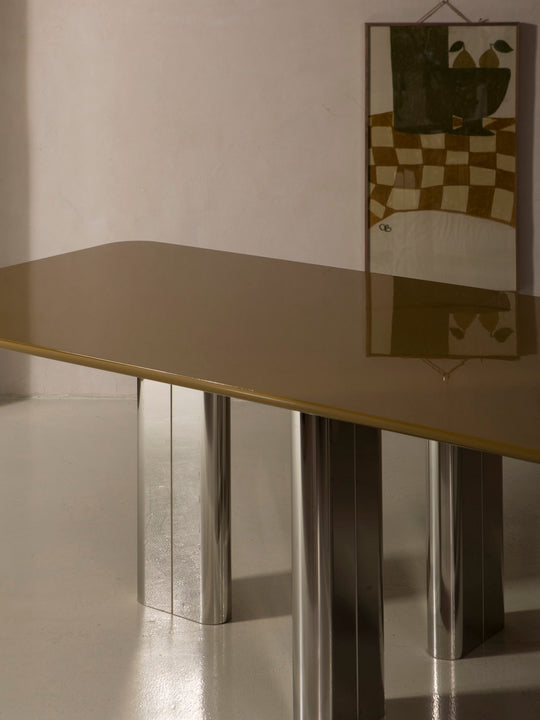 Mesa de comedor lacada en color ámbar con pata cromada