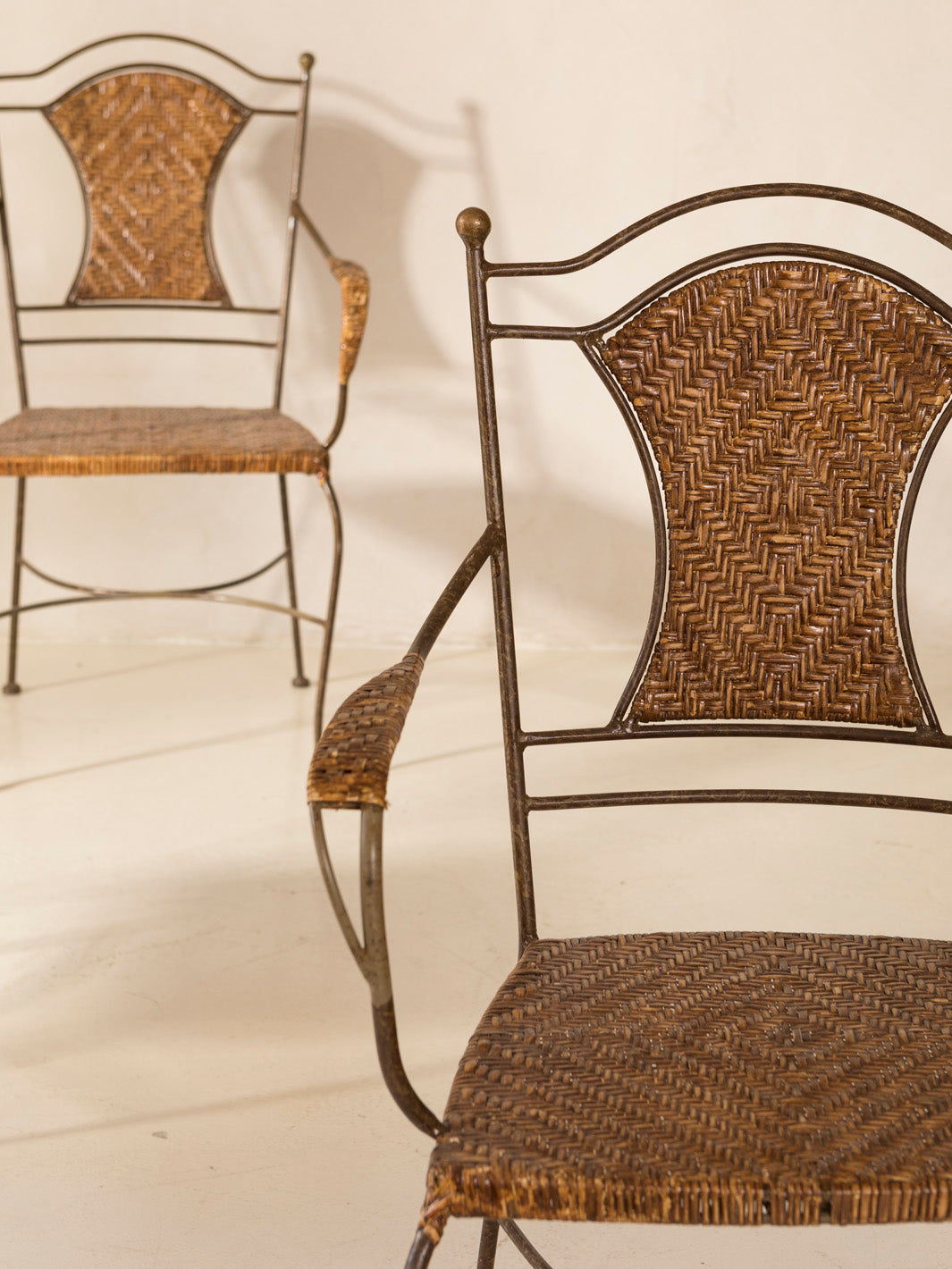 Suite de 4 chaises en fer et rotin des années 60