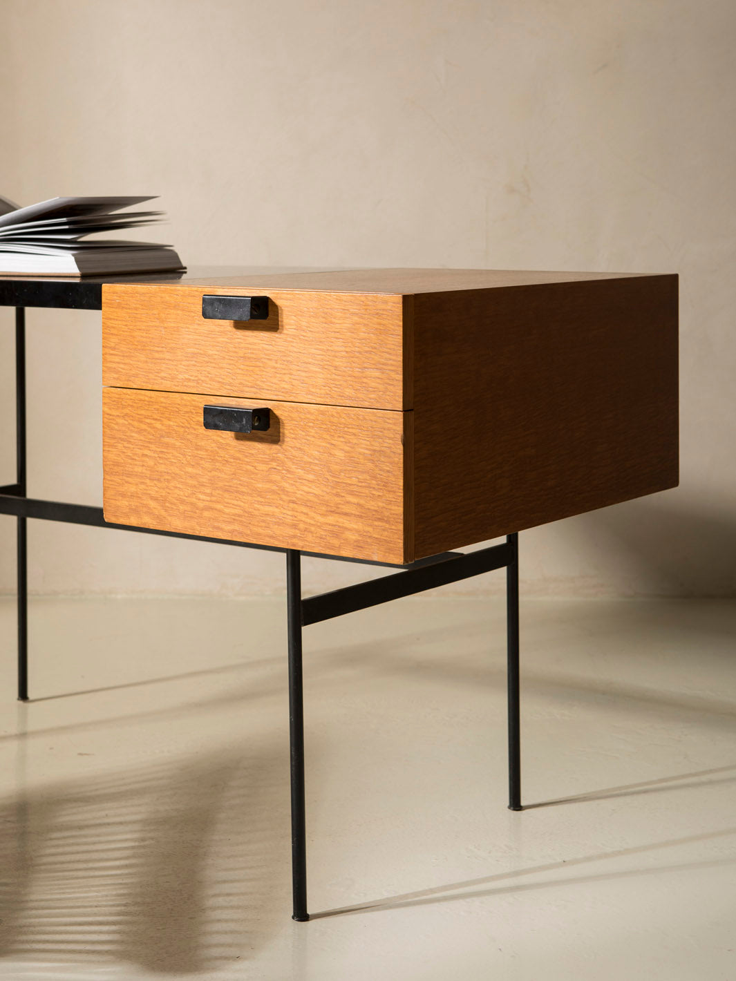 Bureau Pierre Paulin CM 141