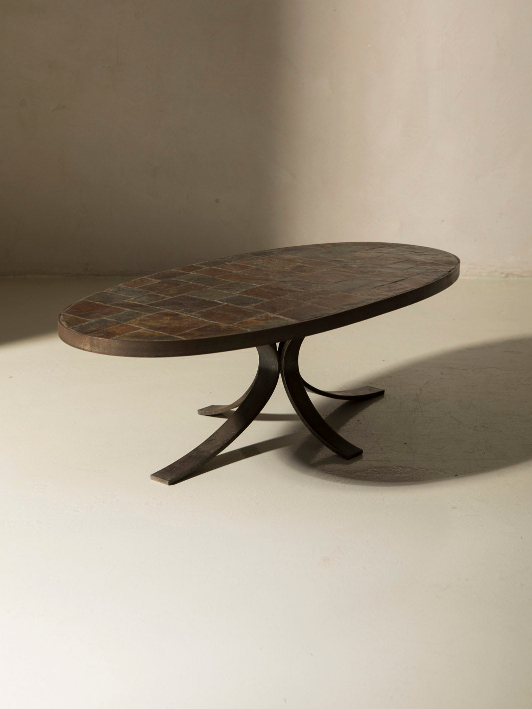 Mesa oval Suiza años 70