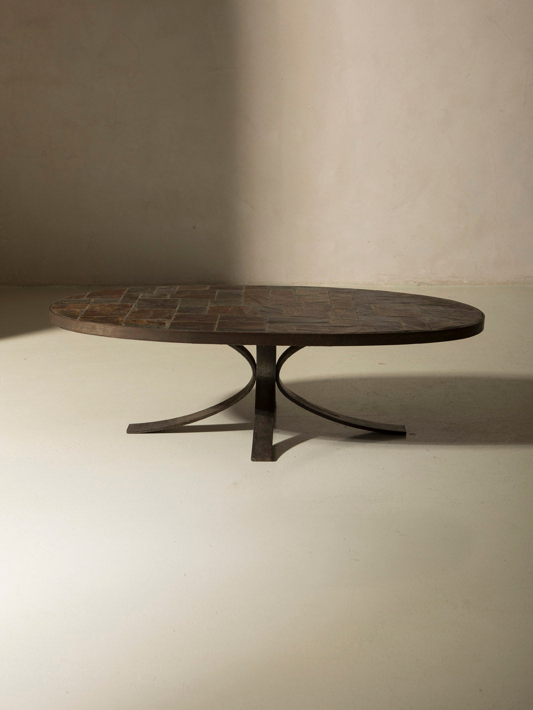 Mesa oval Suiza años 70