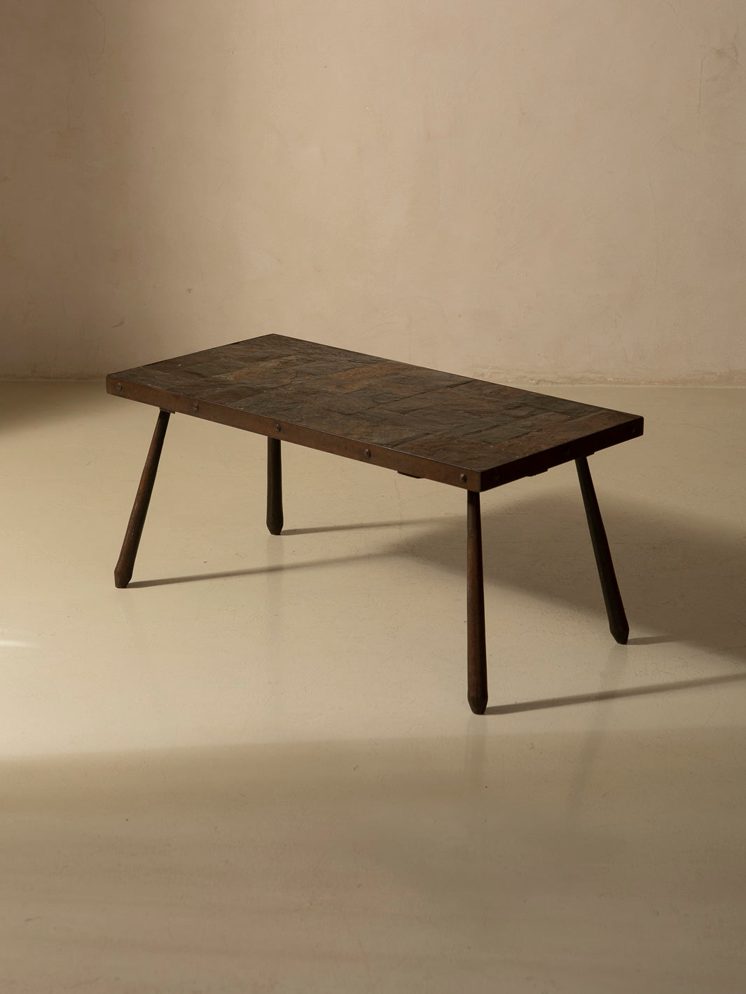 Mesa francesa de pizarra y hierro, años 50