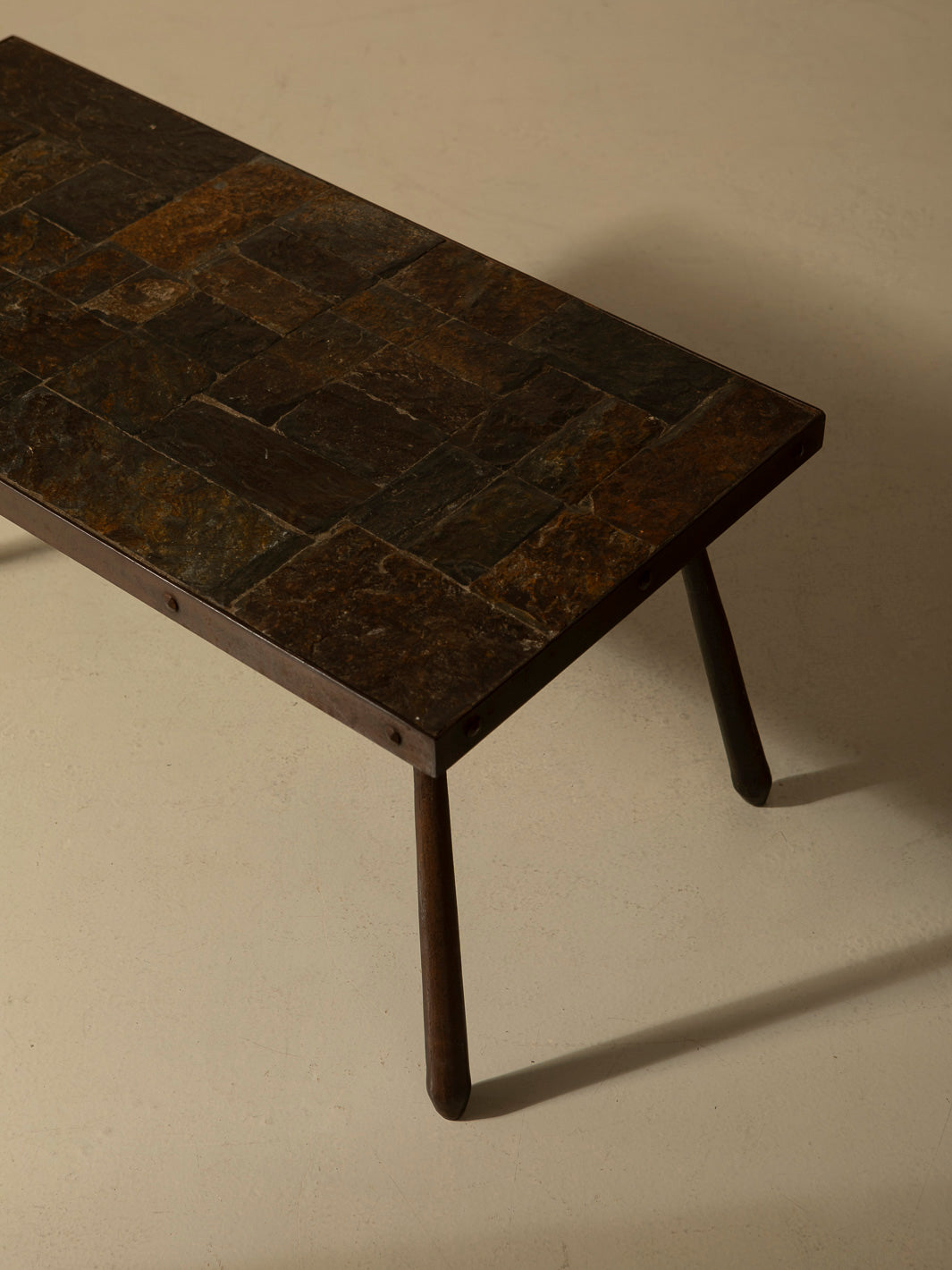 Mesa francesa de pizarra y hierro, años 50