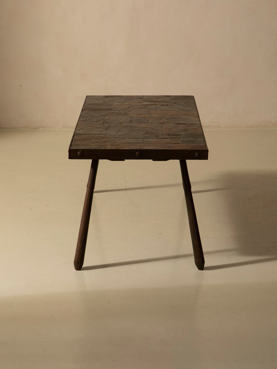 Mesa francesa de pizarra y hierro, años 50