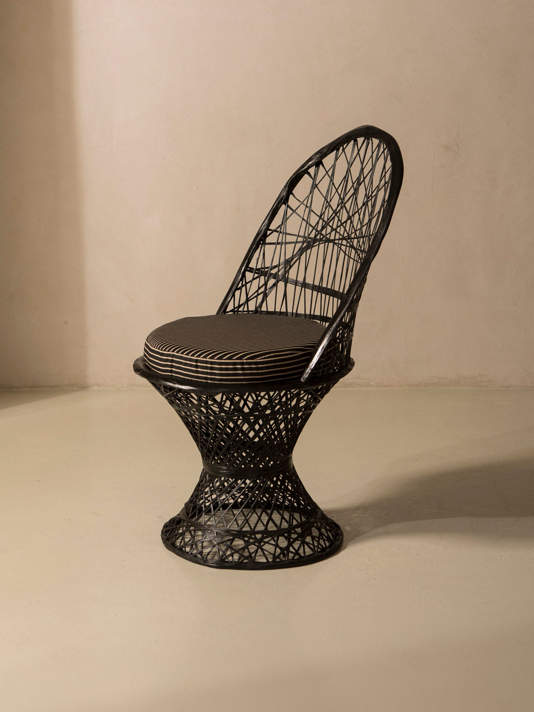 Fiberglass dining chair black