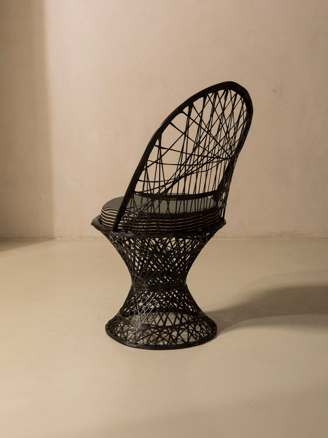 Fiberglass dining chair black