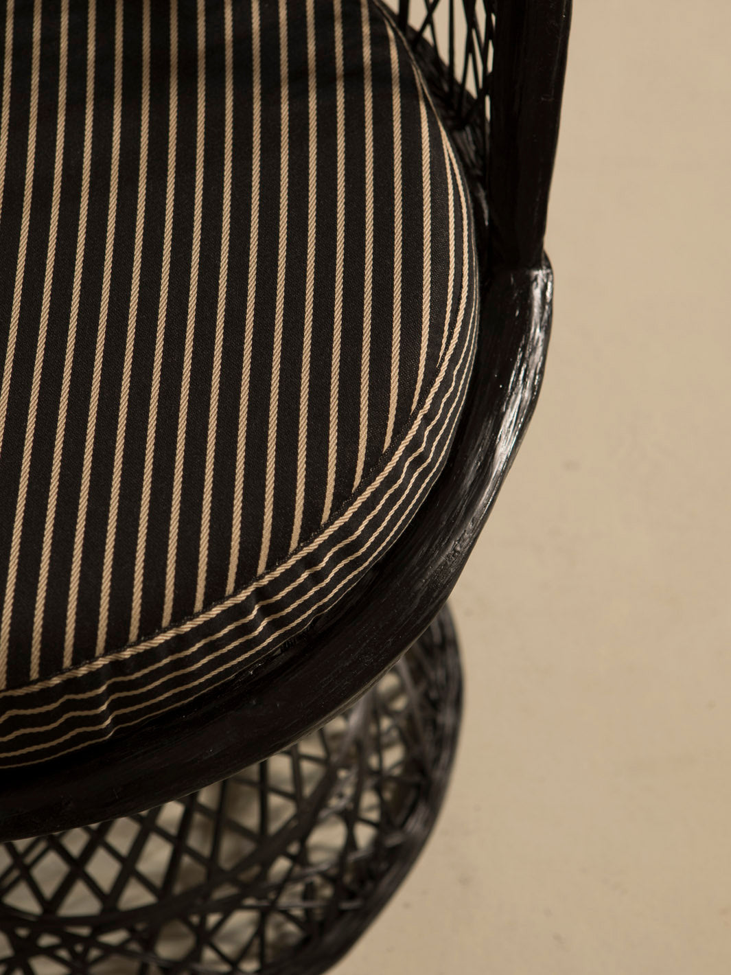 Fiberglass dining chair black