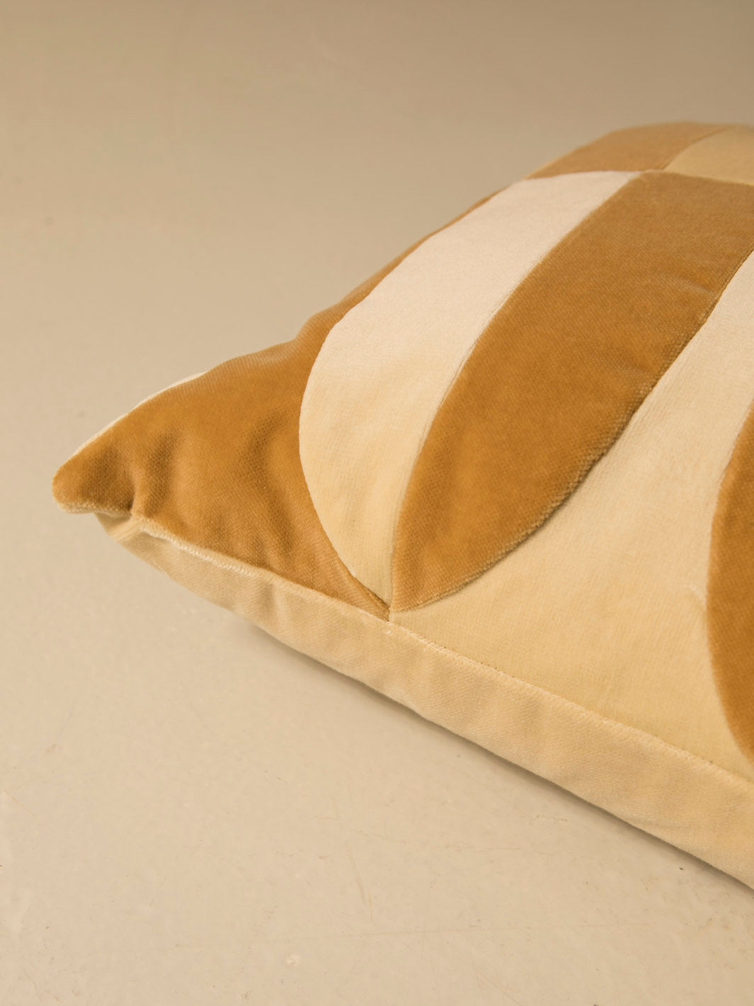 Cushion Abigail Almost Yellow