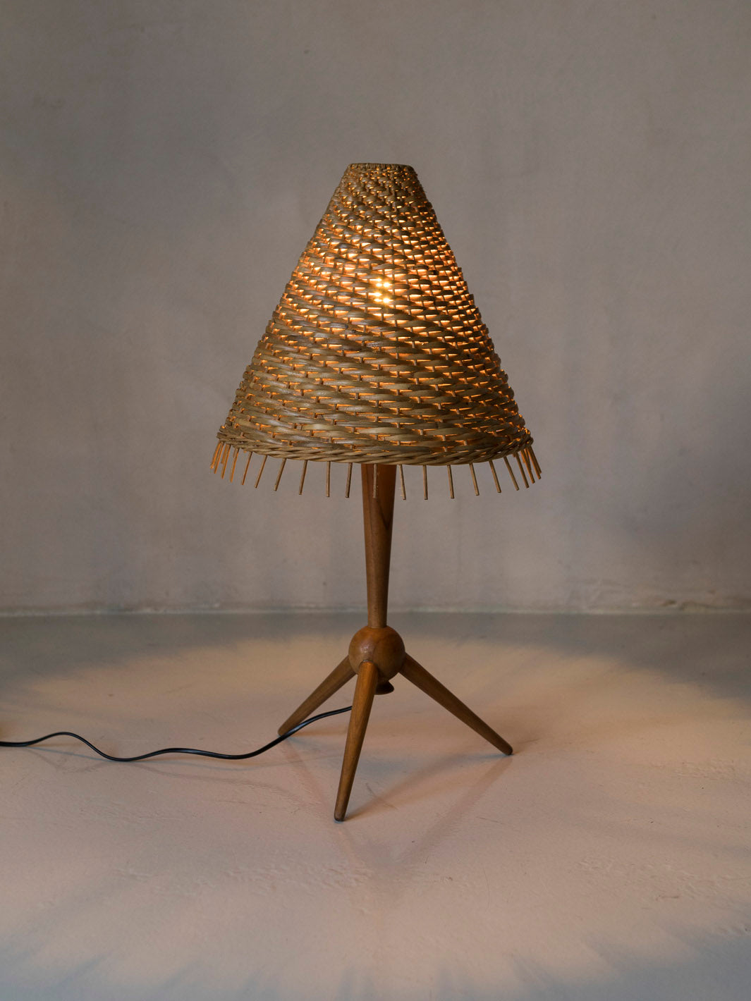 Rattan table lamp