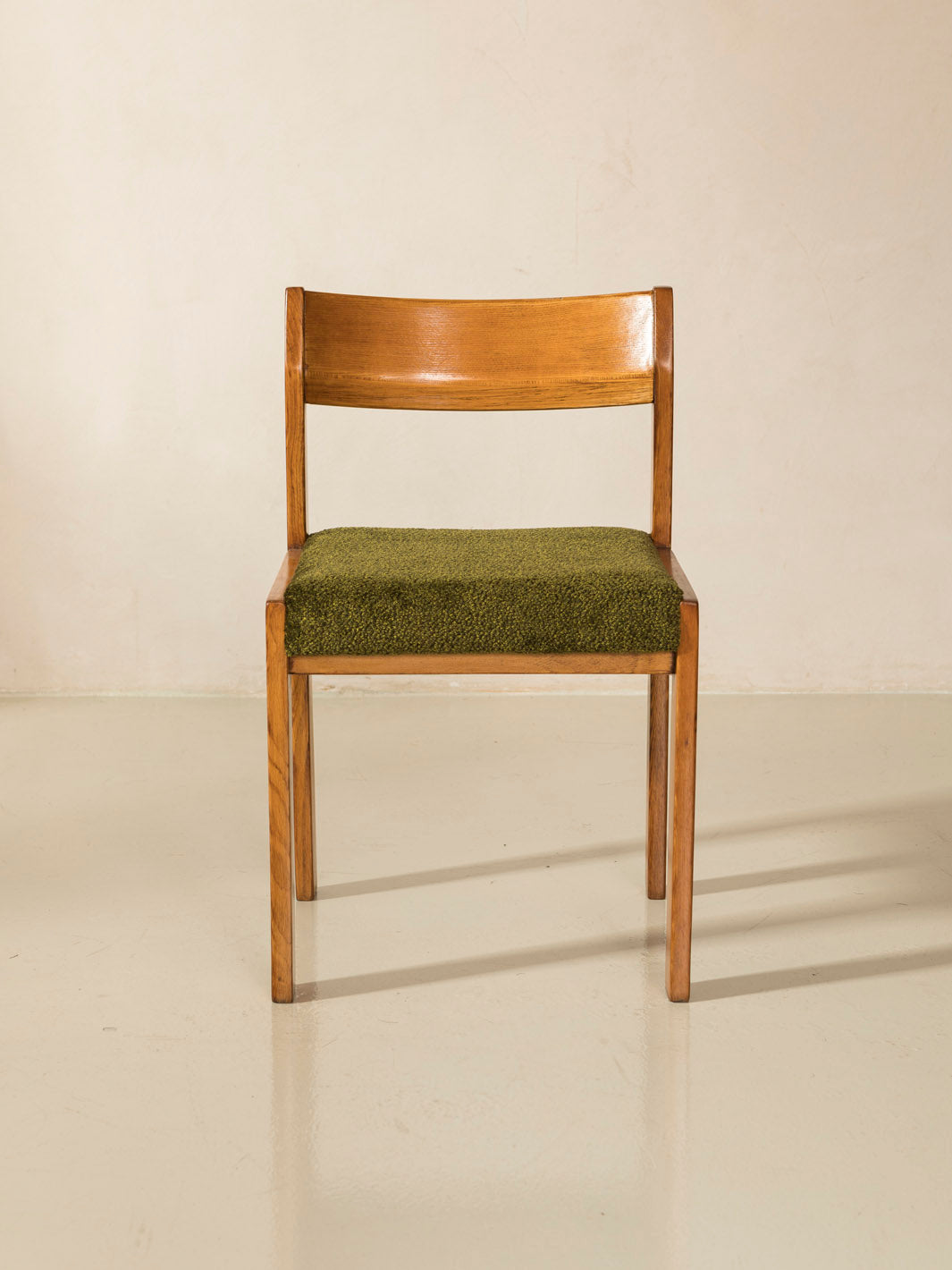 Ensemble de 9 chaises en noyer des années 70, Italie