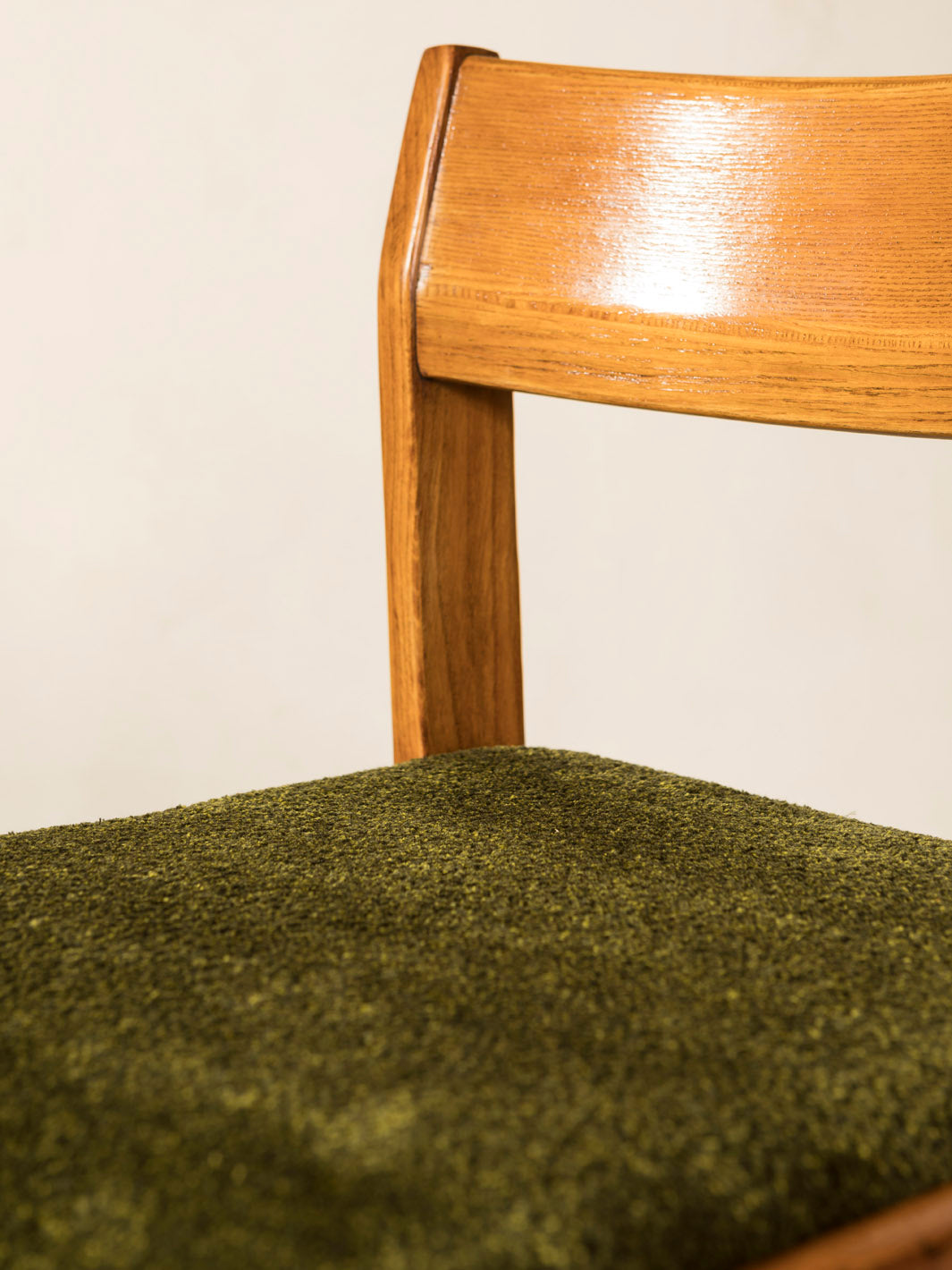 Ensemble de 9 chaises en noyer des années 70, Italie