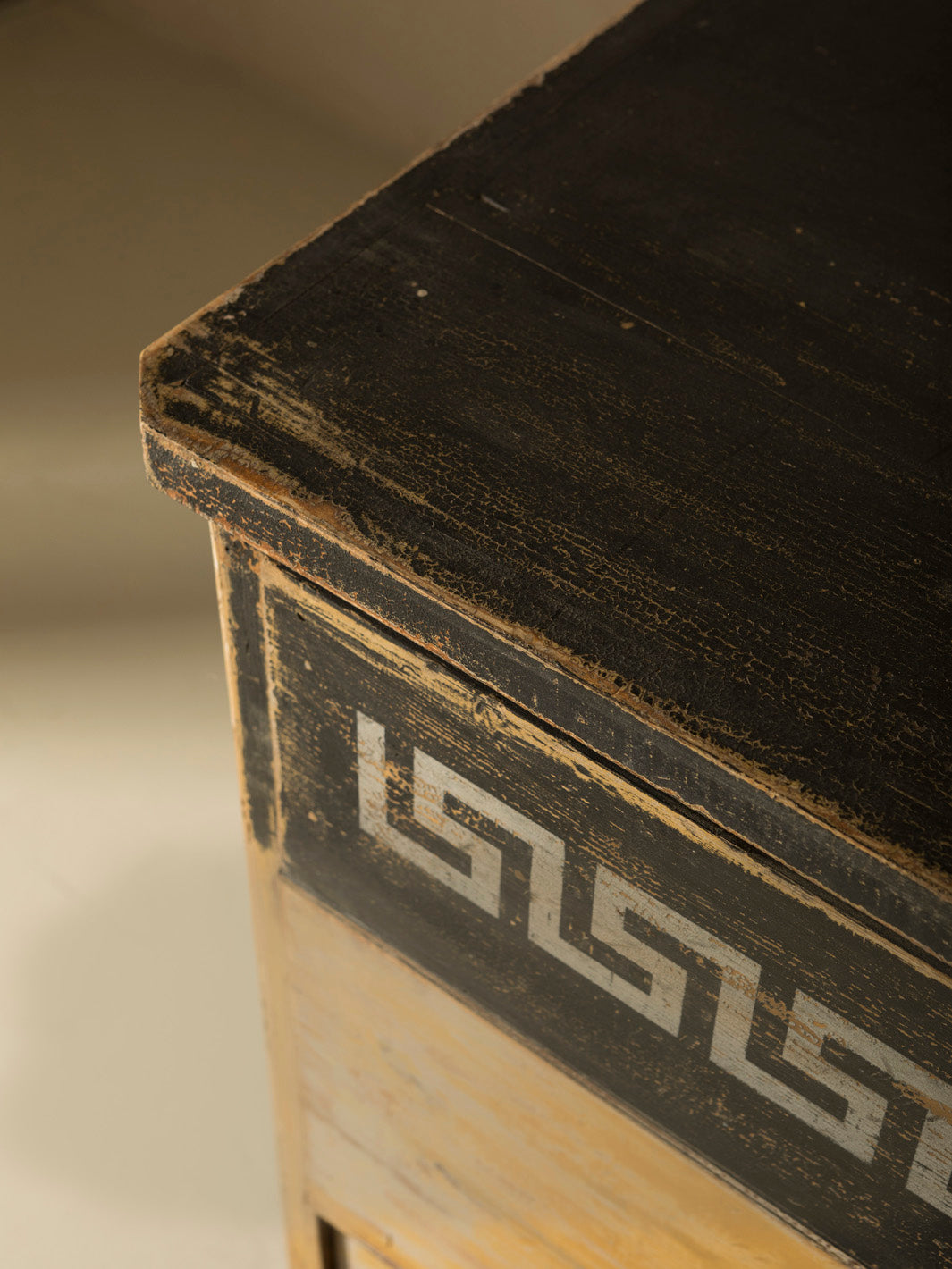 Commode jaune française du 19ème siècle