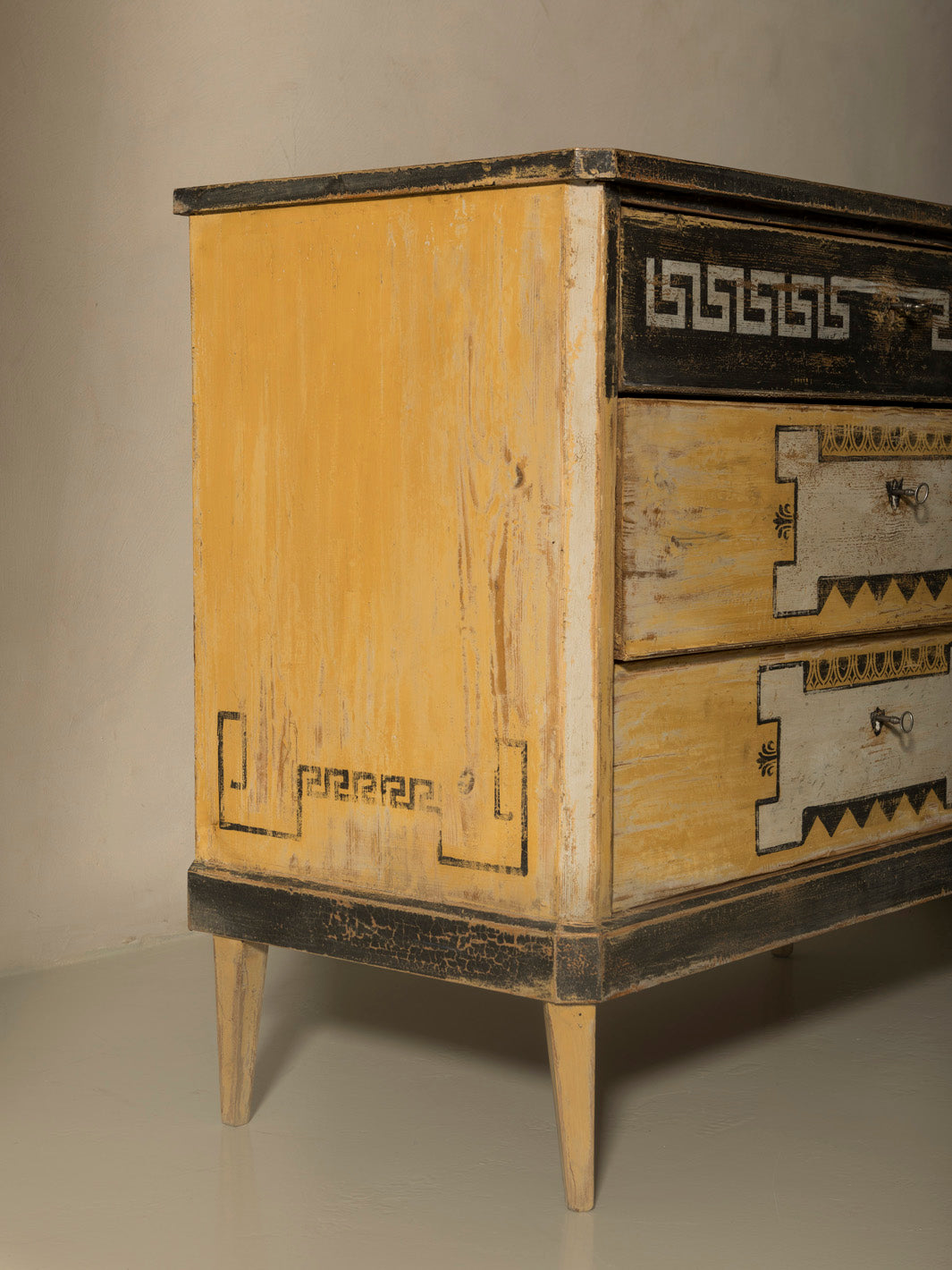 Commode jaune française du 19ème siècle