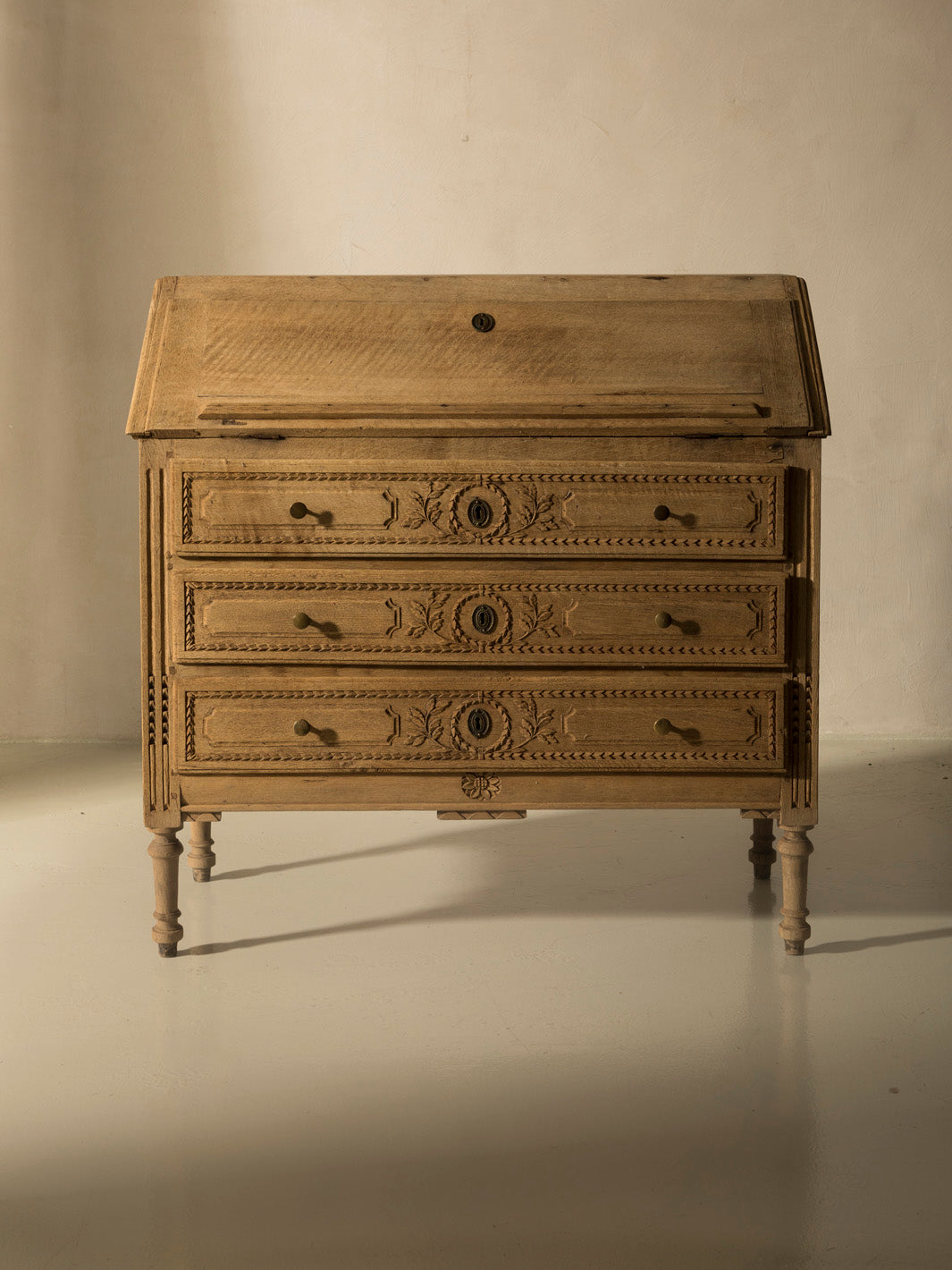 Chest of drawers Belgium chestnut 106th century (107cm long x XNUMXcm high)
