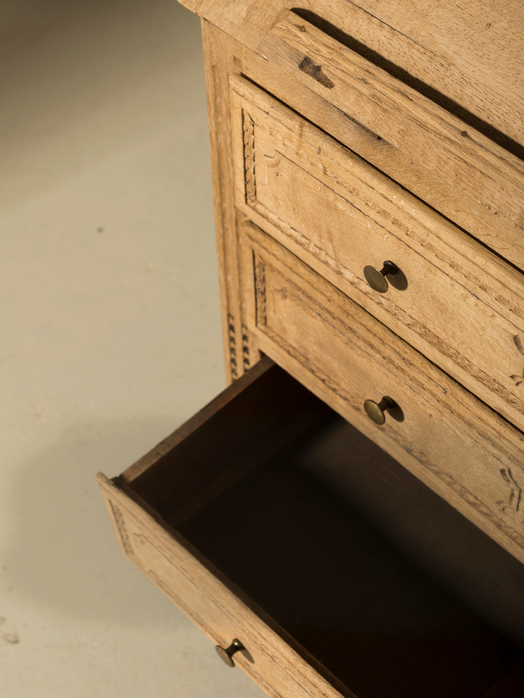 Chest of drawers Belgium chestnut 106th century (107cm long x XNUMXcm high)