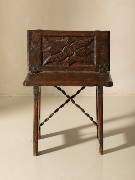 Popular Italian chestnut stool from the 18th century