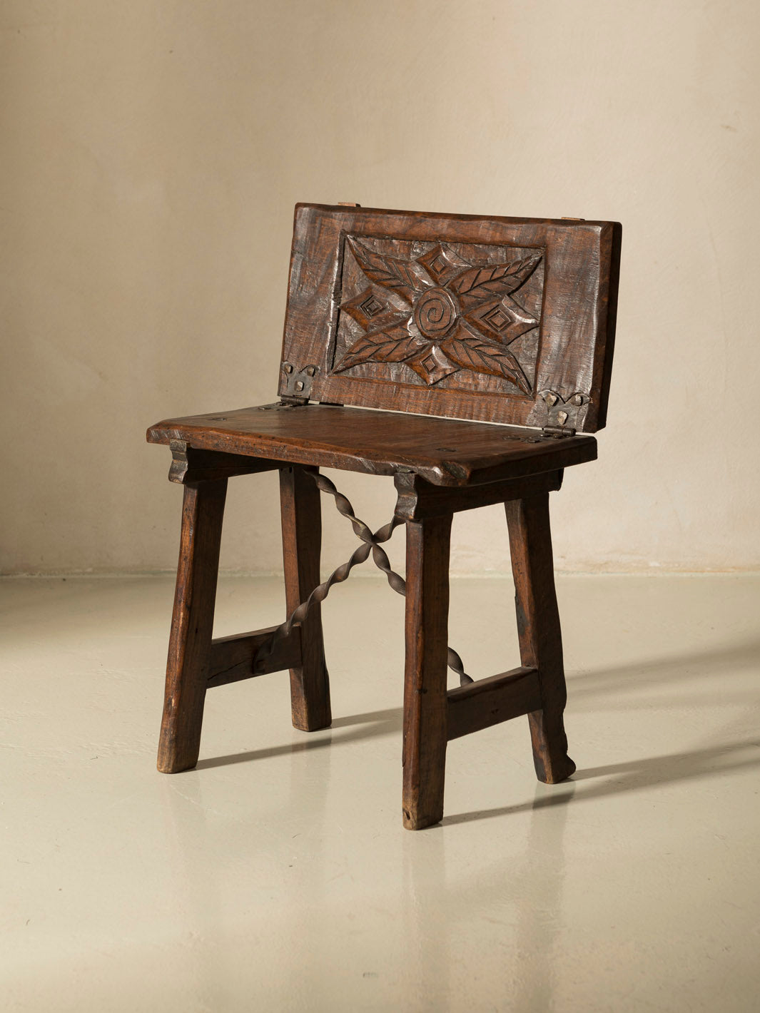 Popular Italian chestnut stool from the 18th century