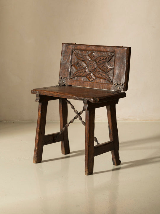 Popular Italian chestnut stool from the 18th century