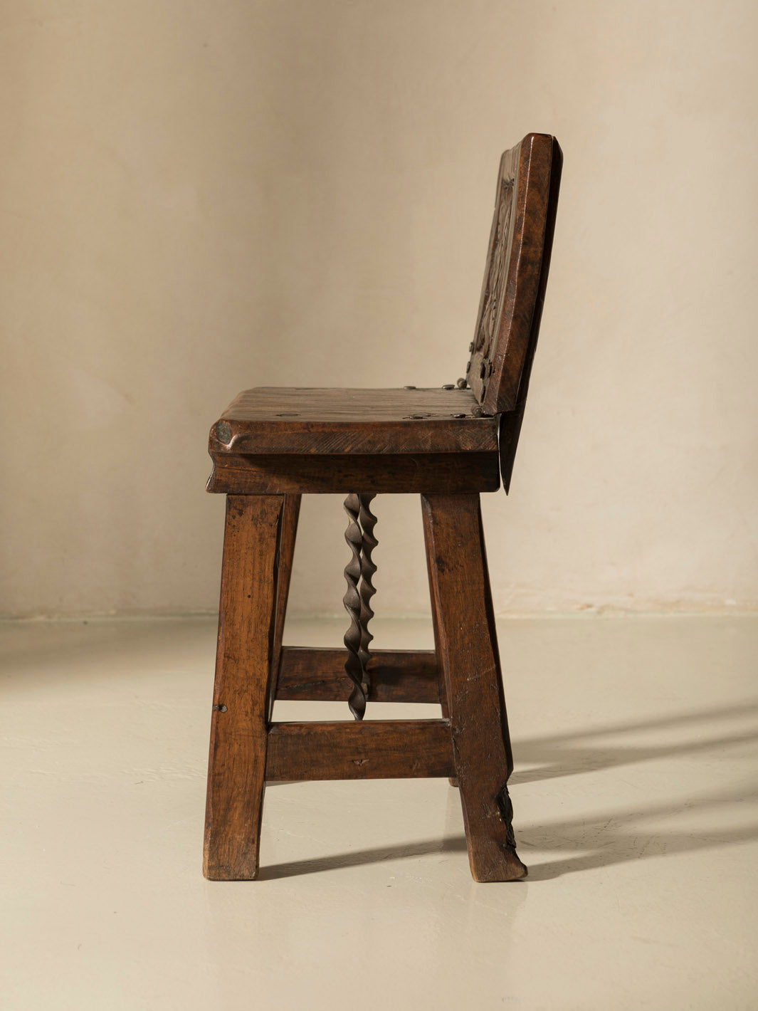 Popular Italian chestnut stool from the 18th century