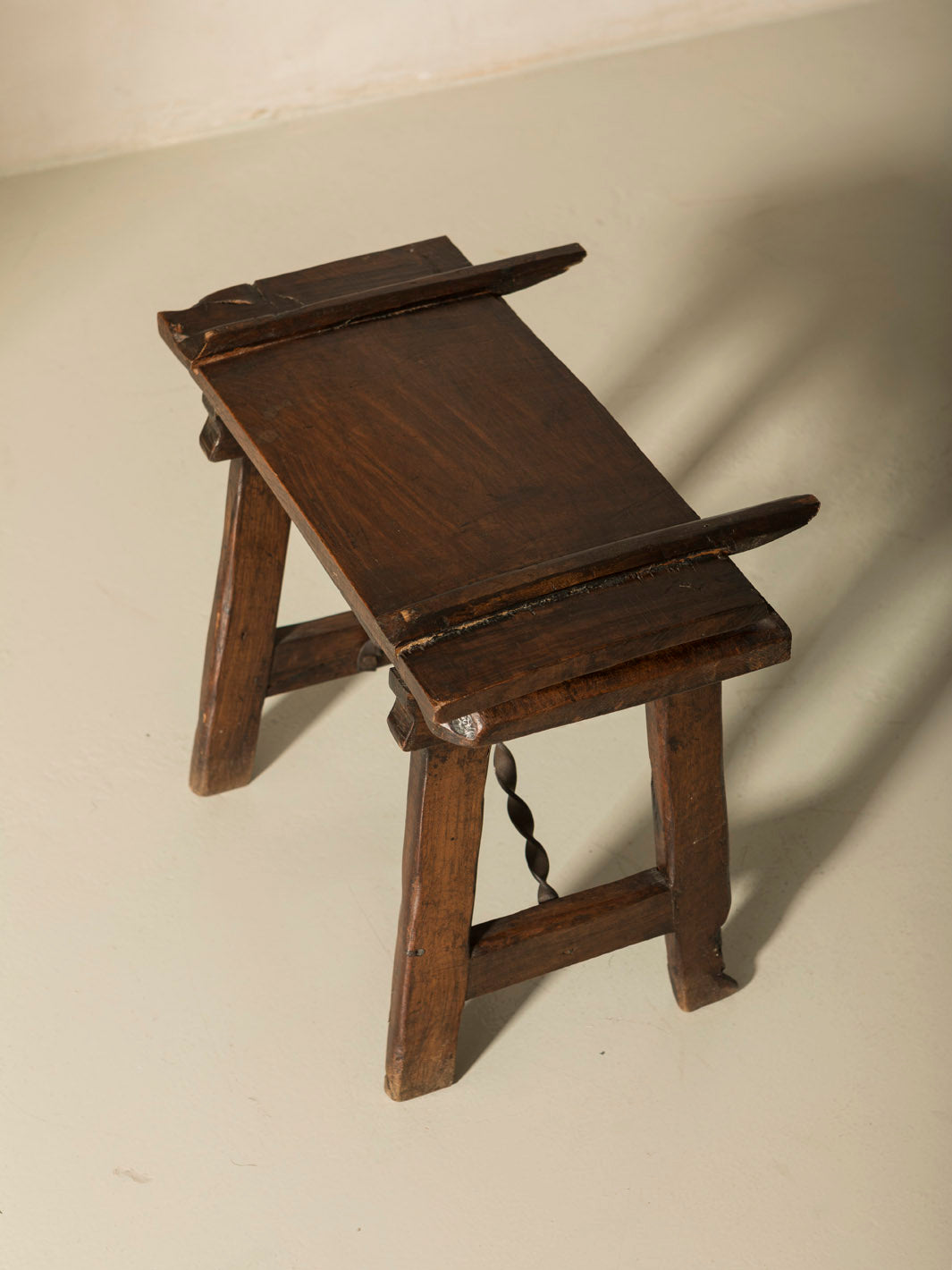 Popular Italian chestnut stool from the 18th century