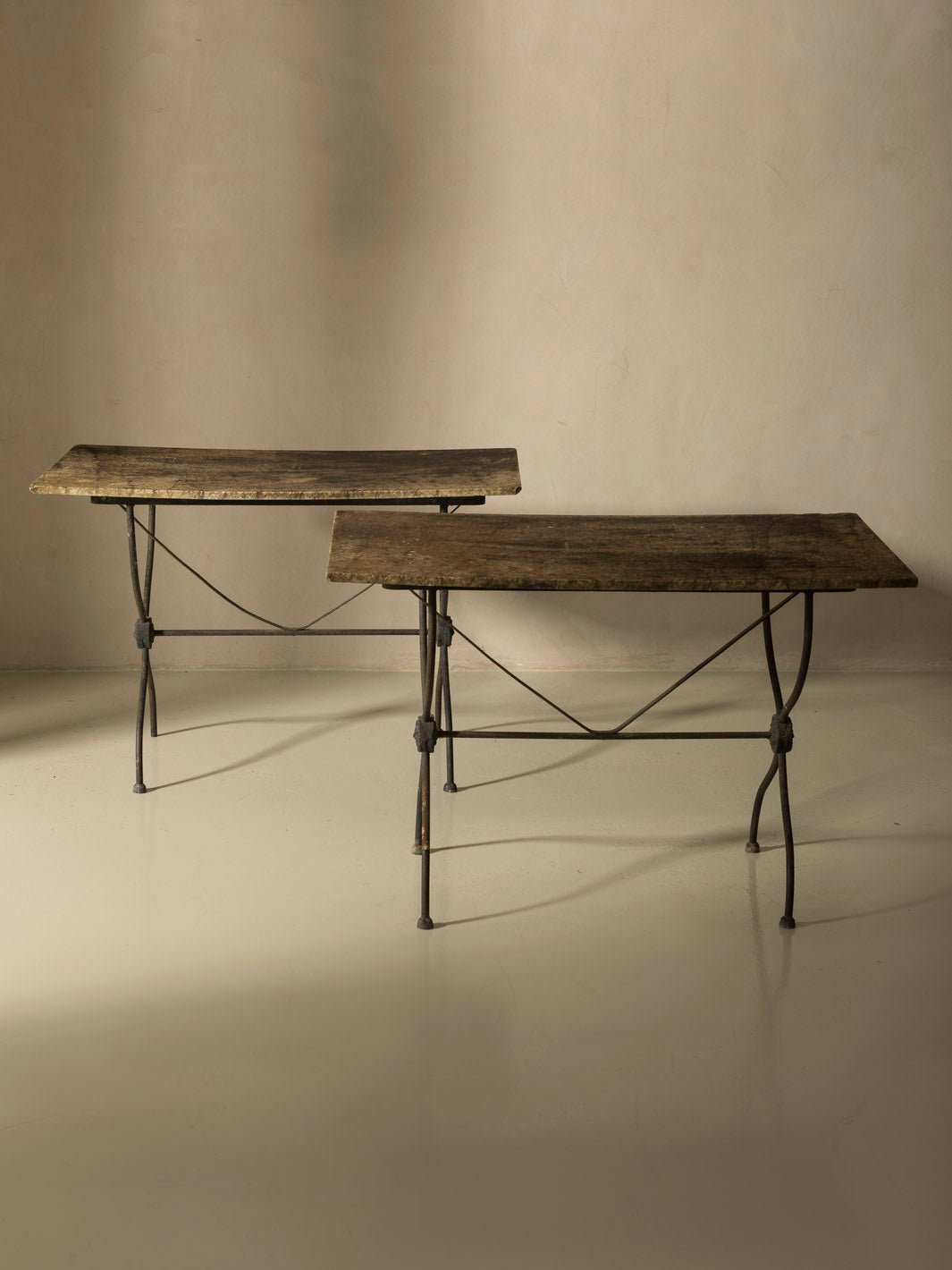 Paire de tables en pierre, France, XIXe siècle