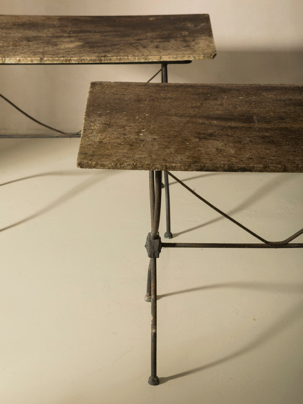 Paire de tables en pierre, France, XIXe siècle