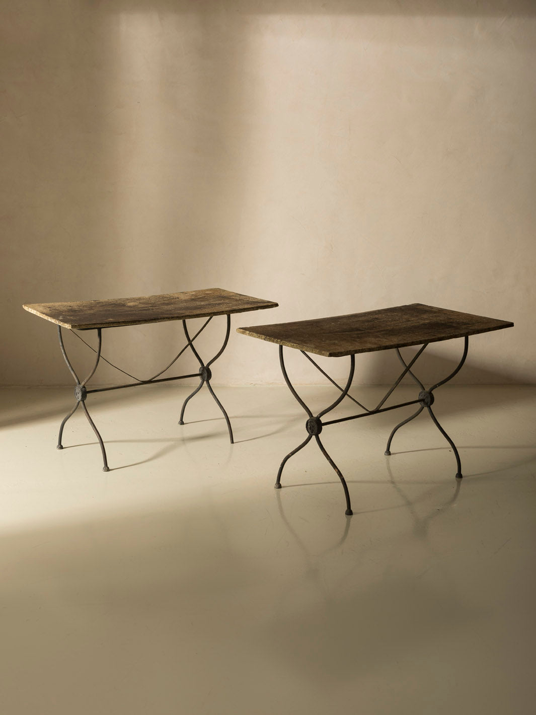 Paire de tables en pierre, France, XIXe siècle