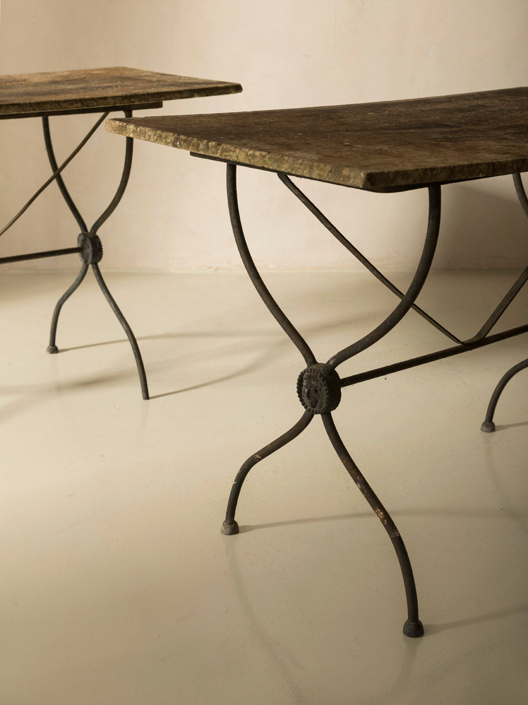 Paire de tables en pierre, France, XIXe siècle