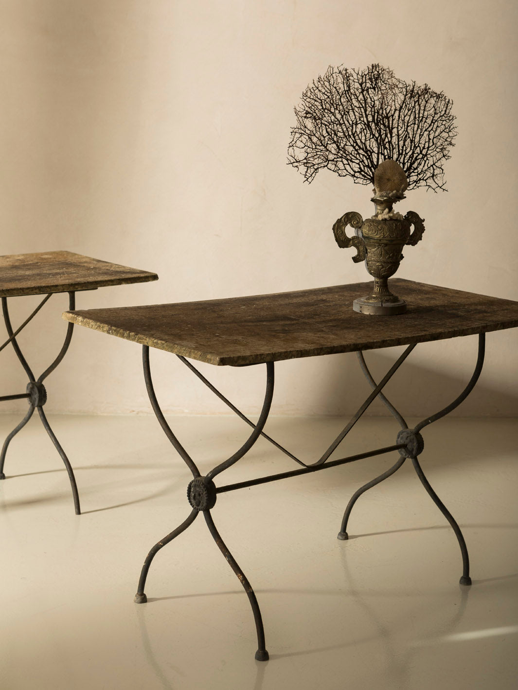 Paire de tables en pierre, France, XIXe siècle