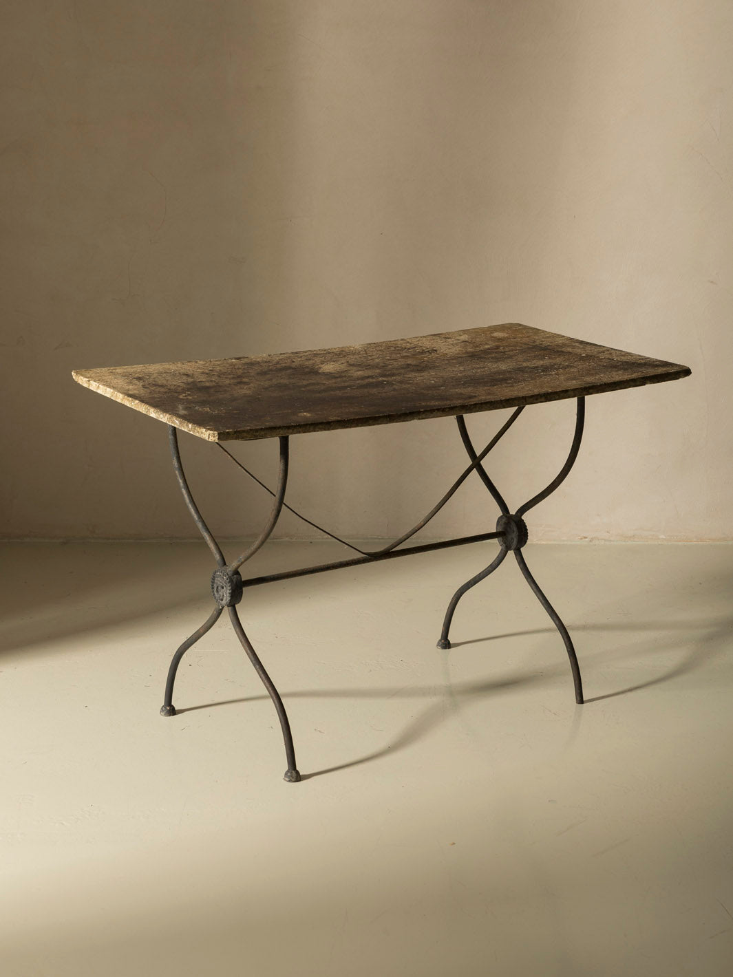 Paire de tables en pierre, France, XIXe siècle