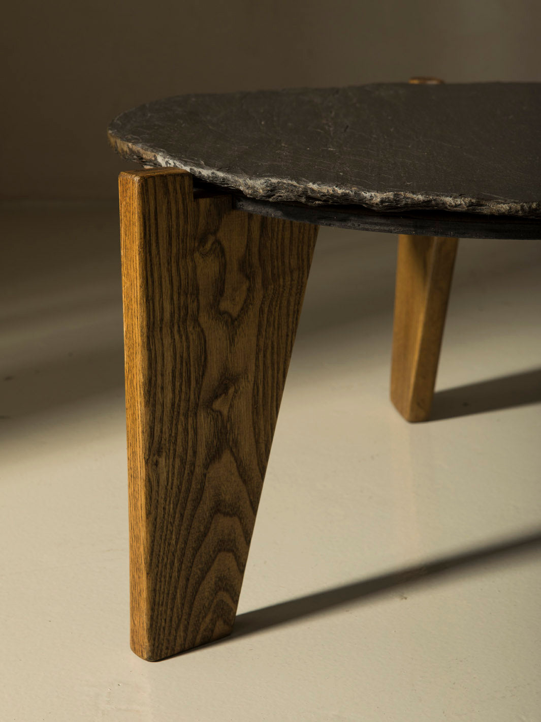 Table d'appoint en chêne et ardoise