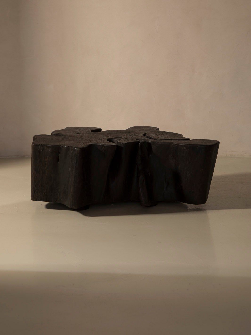 Mesa de centro de pulai carbonizado