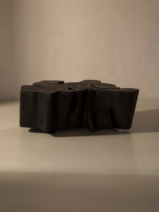 Mesa de centro de pulai carbonizado