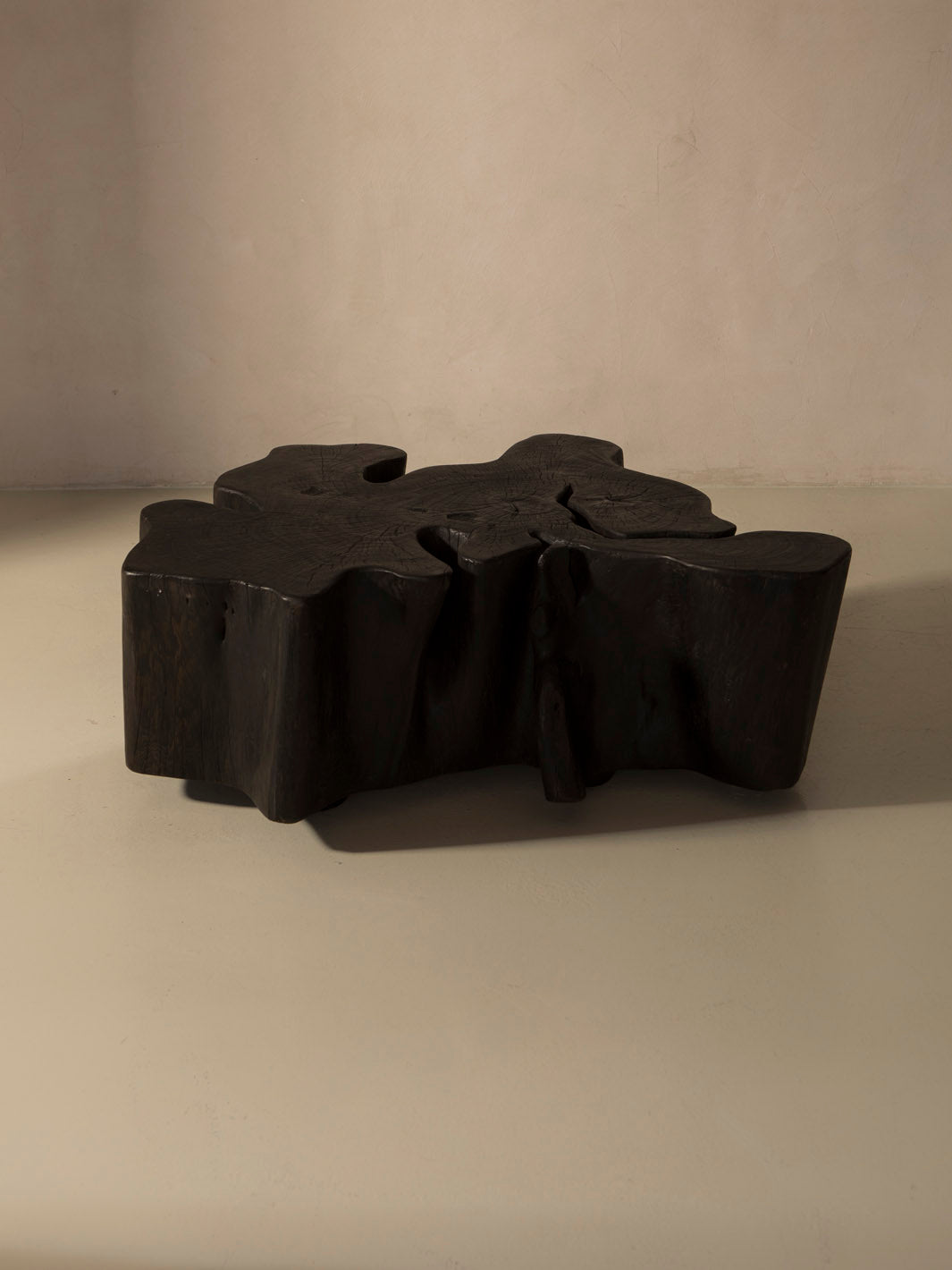 Mesa de centro de pulai carbonizado