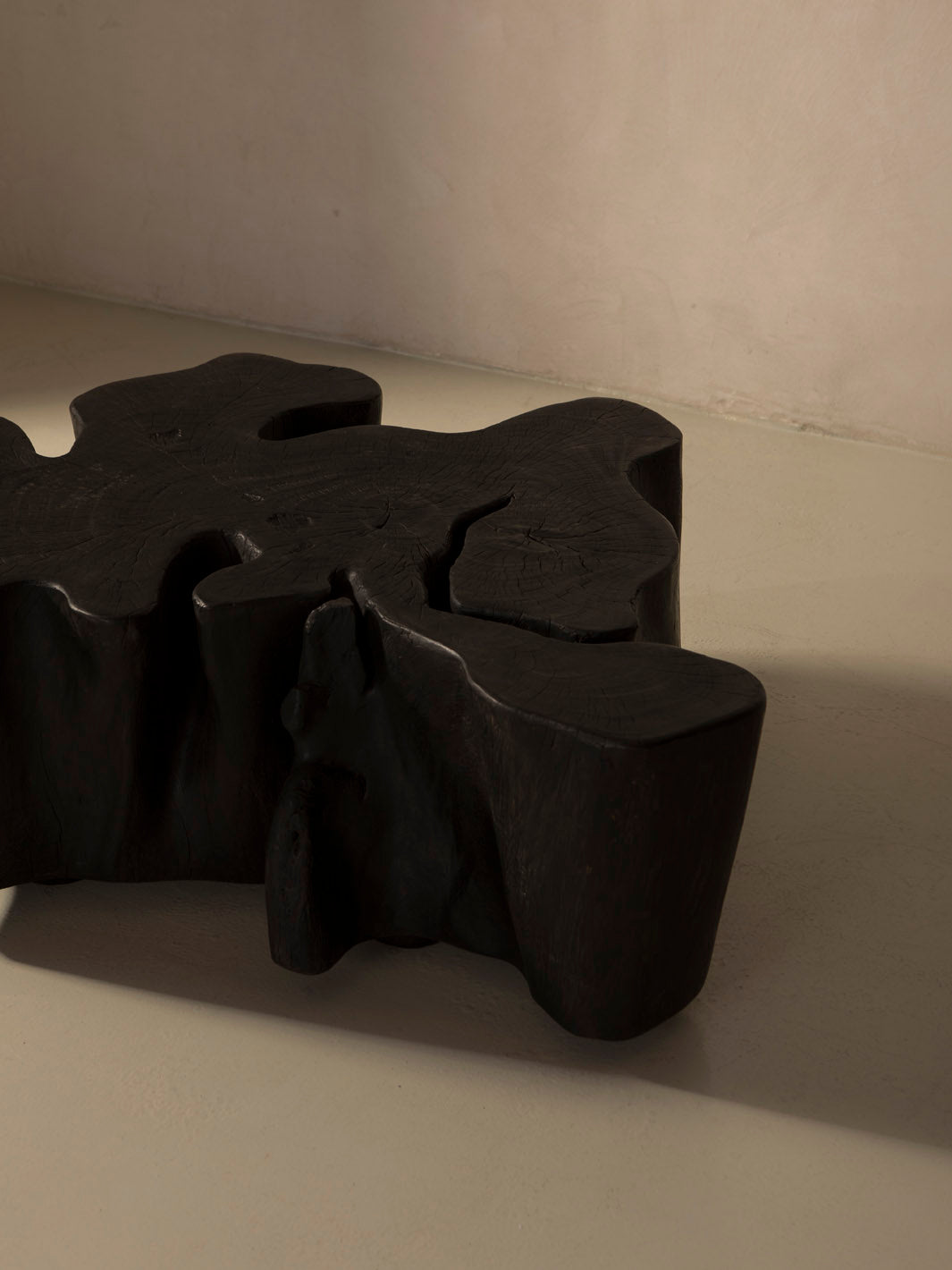 Mesa de centro de pulai carbonizado