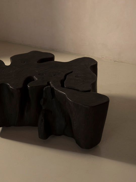 Mesa de centro de pulai carbonizado