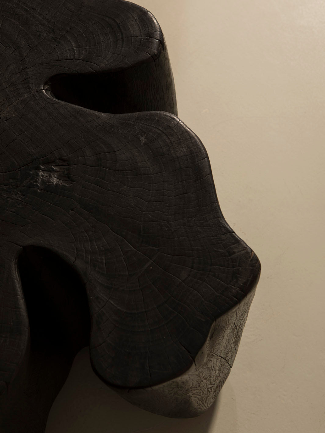 Mesa de centro de pulai carbonizado