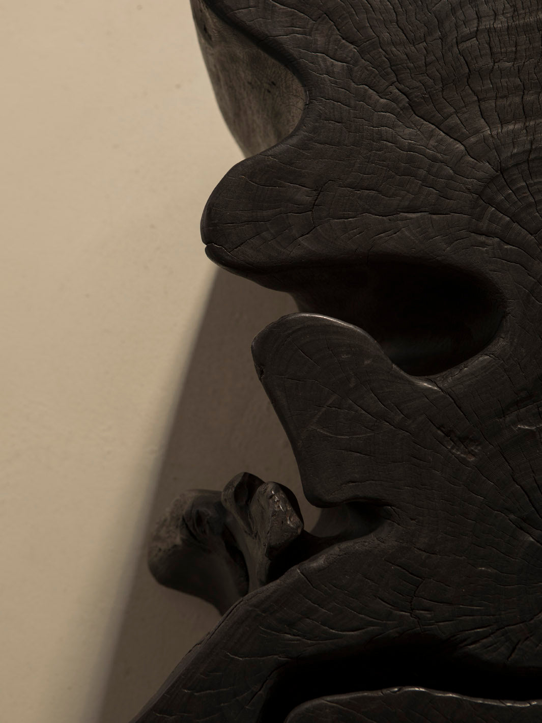 Mesa de centro de pulai carbonizado