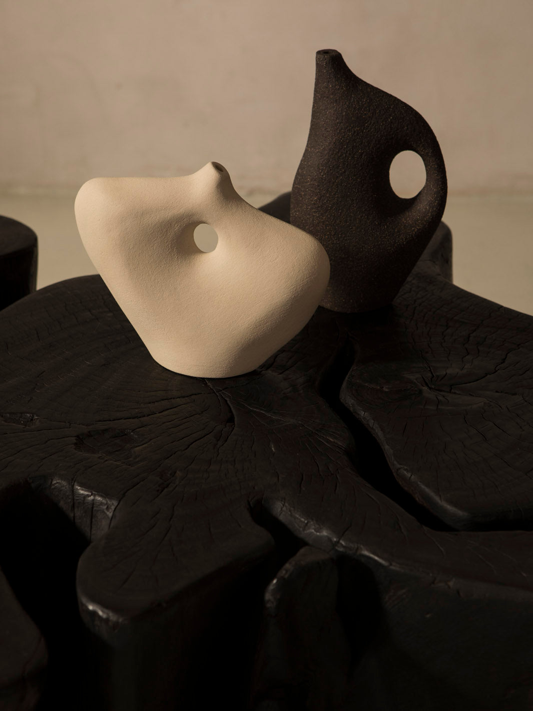 Mesa de centro de pulai carbonizado