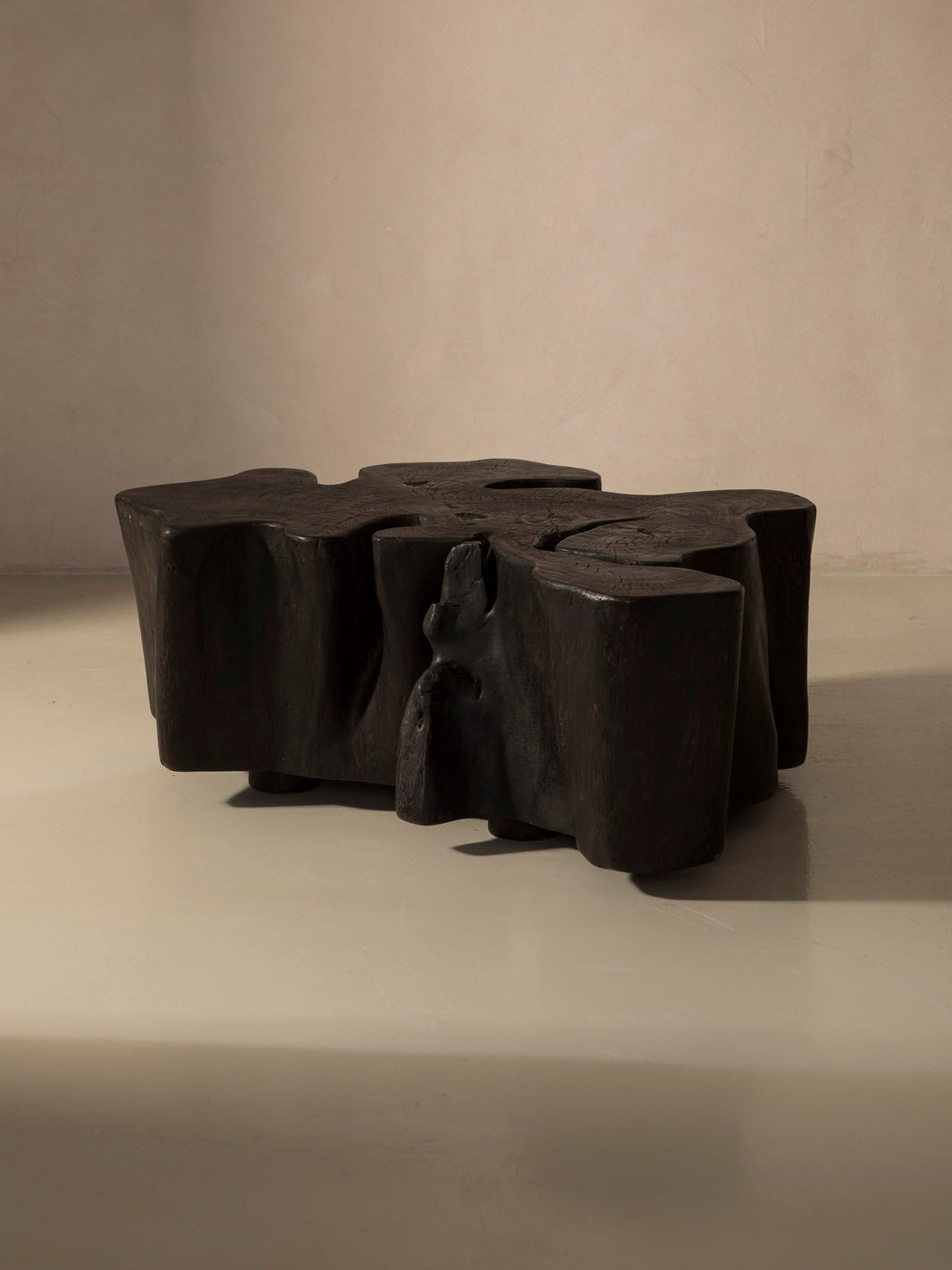 Mesa de centro de pulai carbonizado