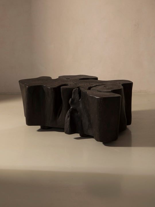 Mesa de centro de pulai carbonizado