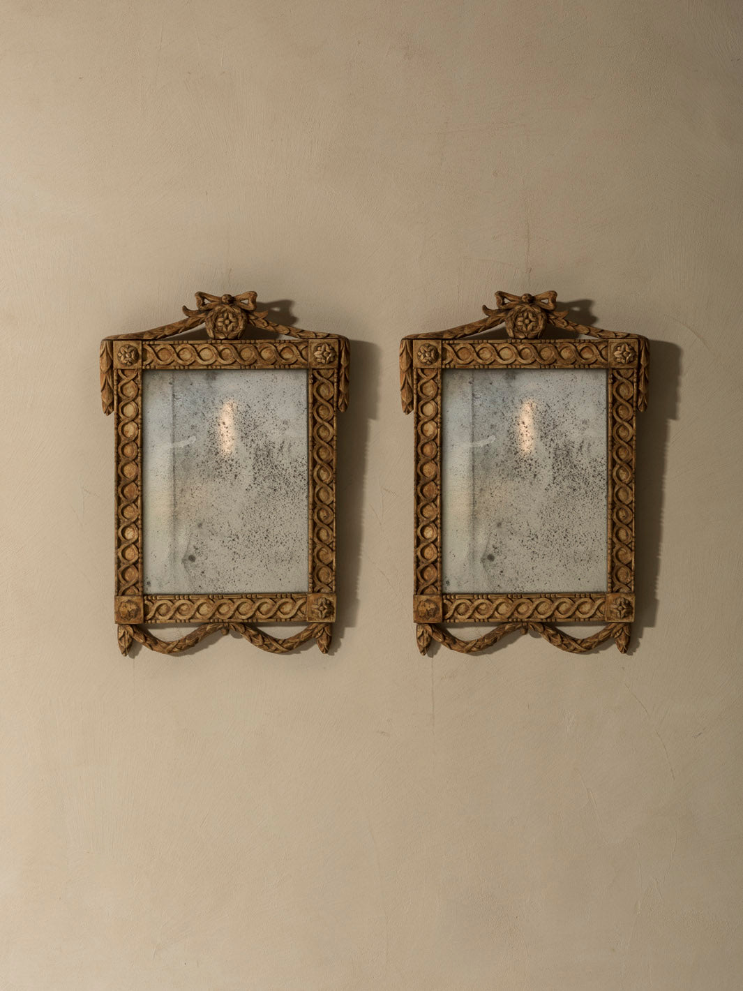 Pair of Bavarian bow-tipped mirrors, 19th century