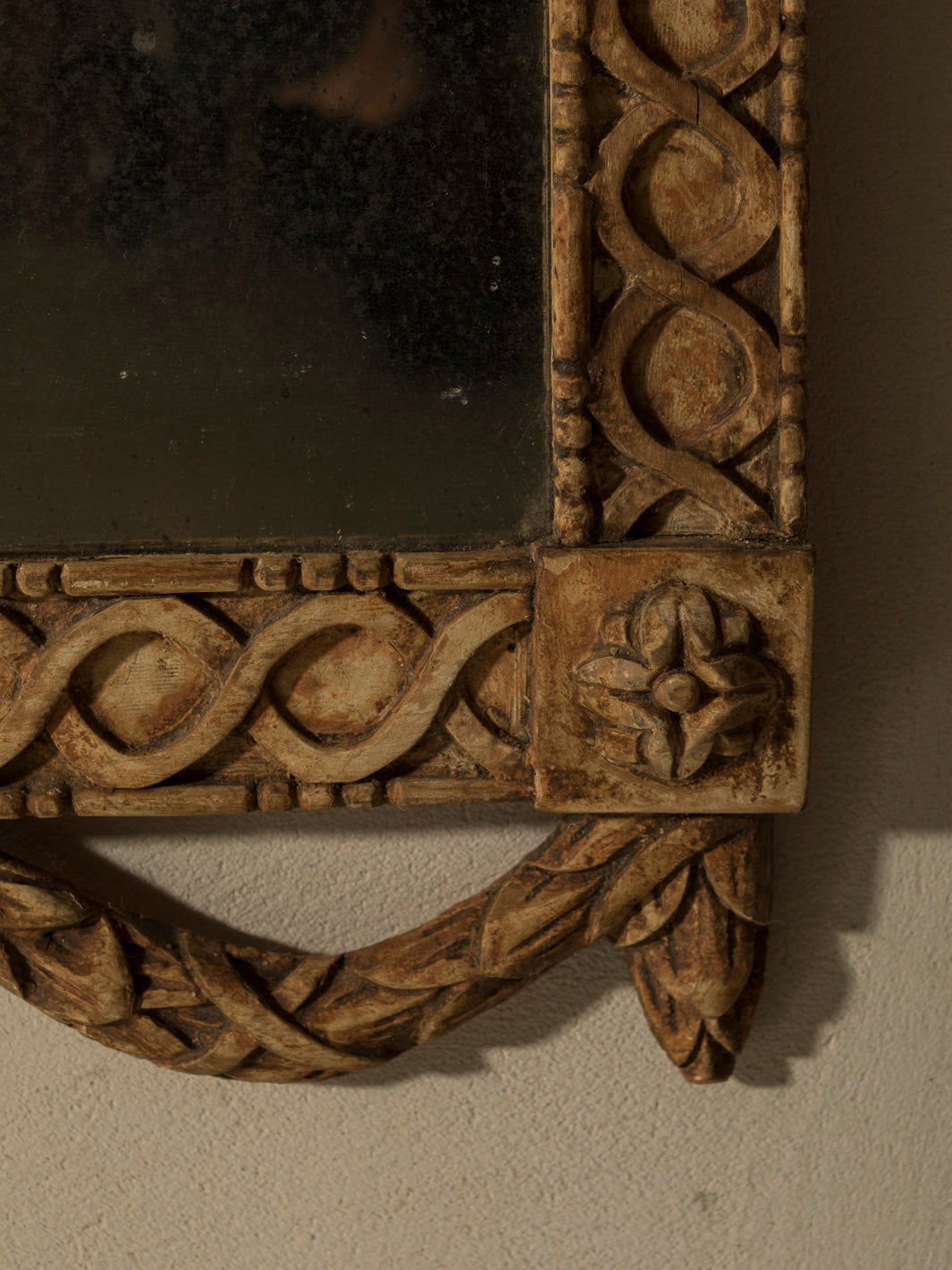 Pair of Bavarian bow-tipped mirrors, 19th century
