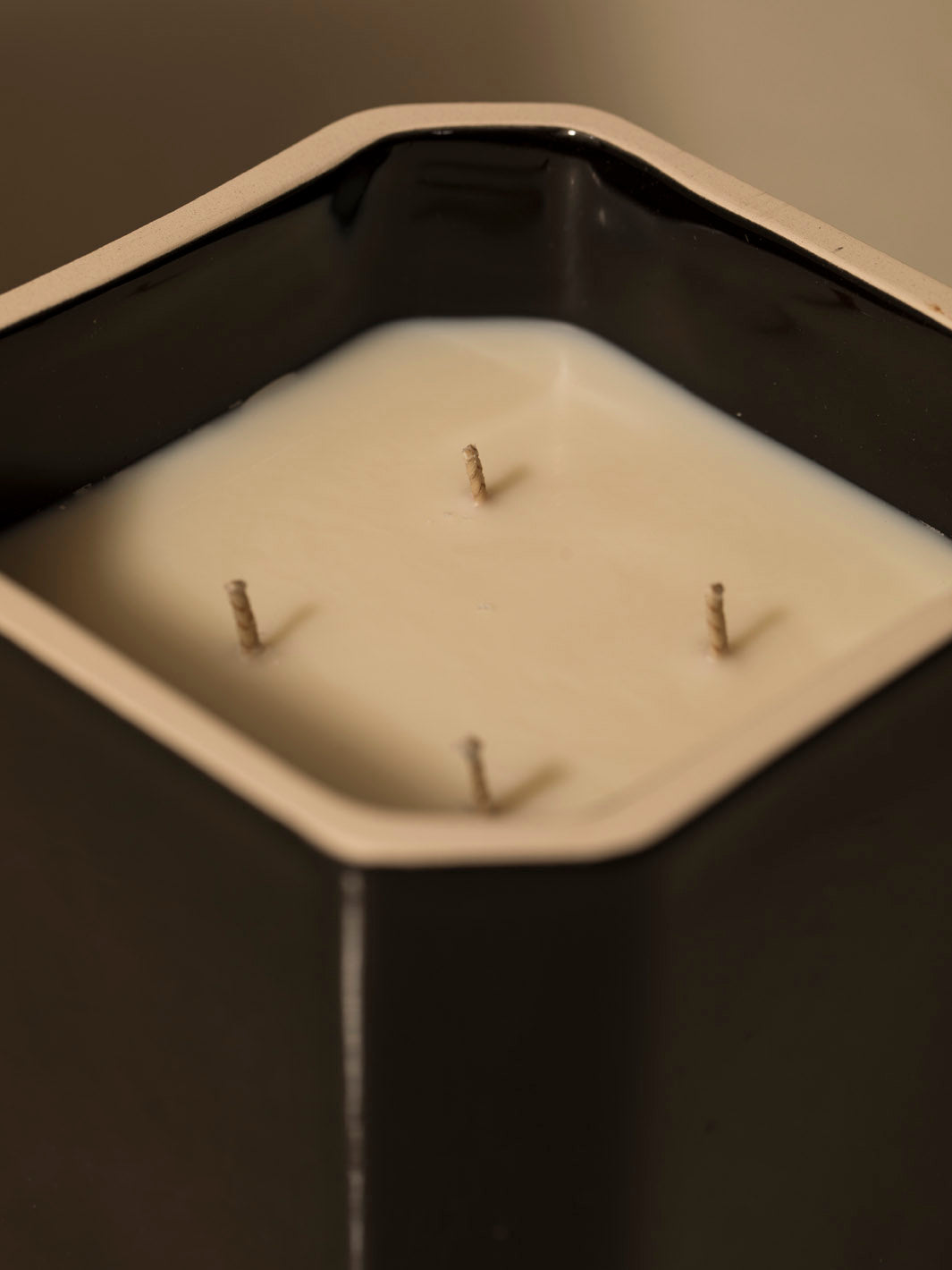 Black Amber Facettes Candle